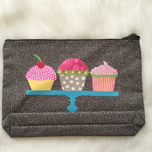 thirty-one Handbags - 💄💋❤️RARE Thirty One Cupcake 🎂Zipper Pouch NWT💄